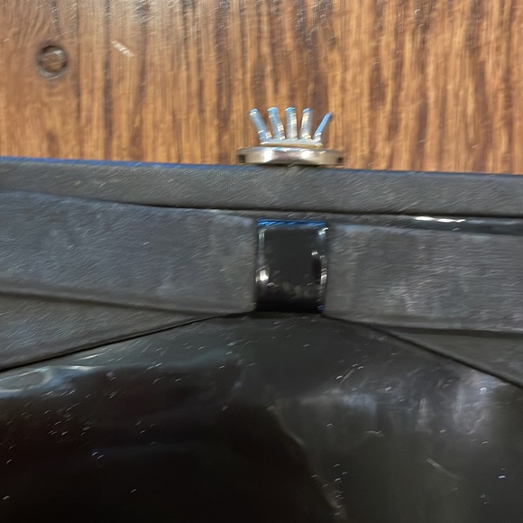 Vintage Black patent leather clutch with bow and gold clasp. - Picture 2 of 5